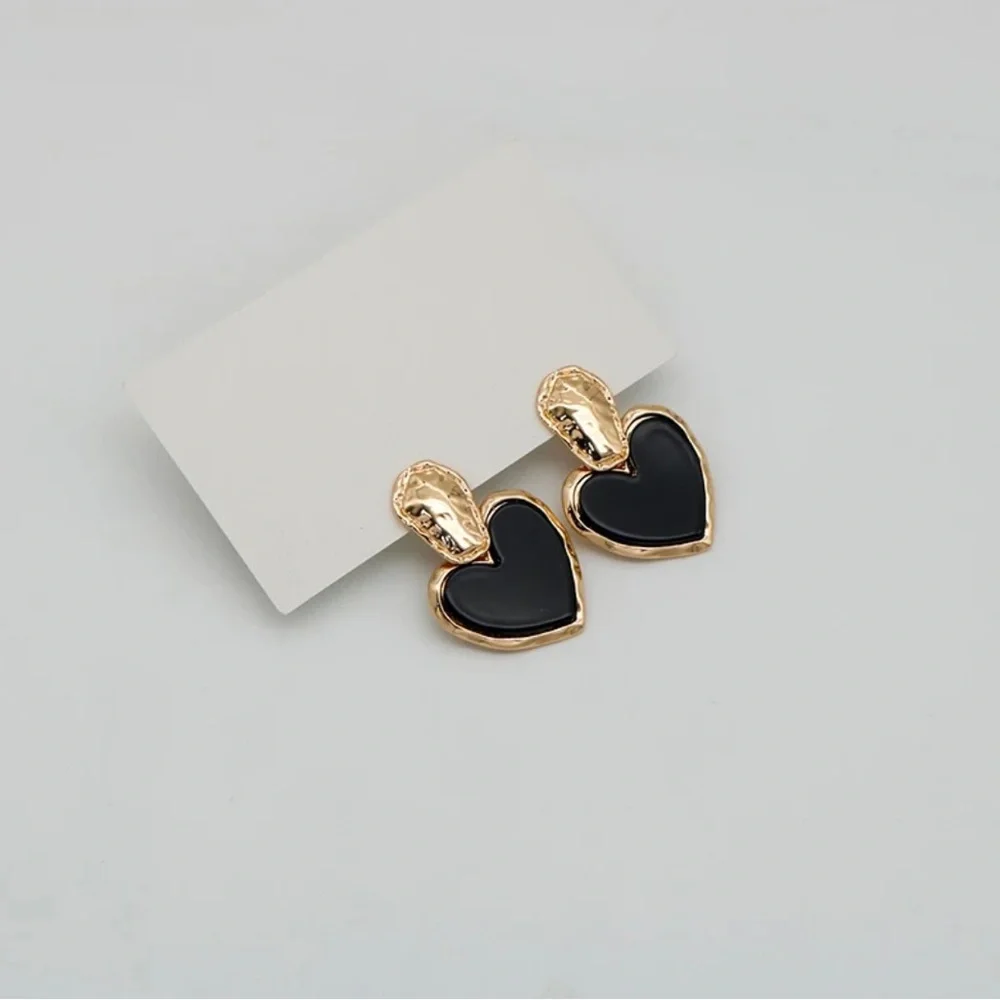 Gold black retro heart earrings - Picture 6 of 6